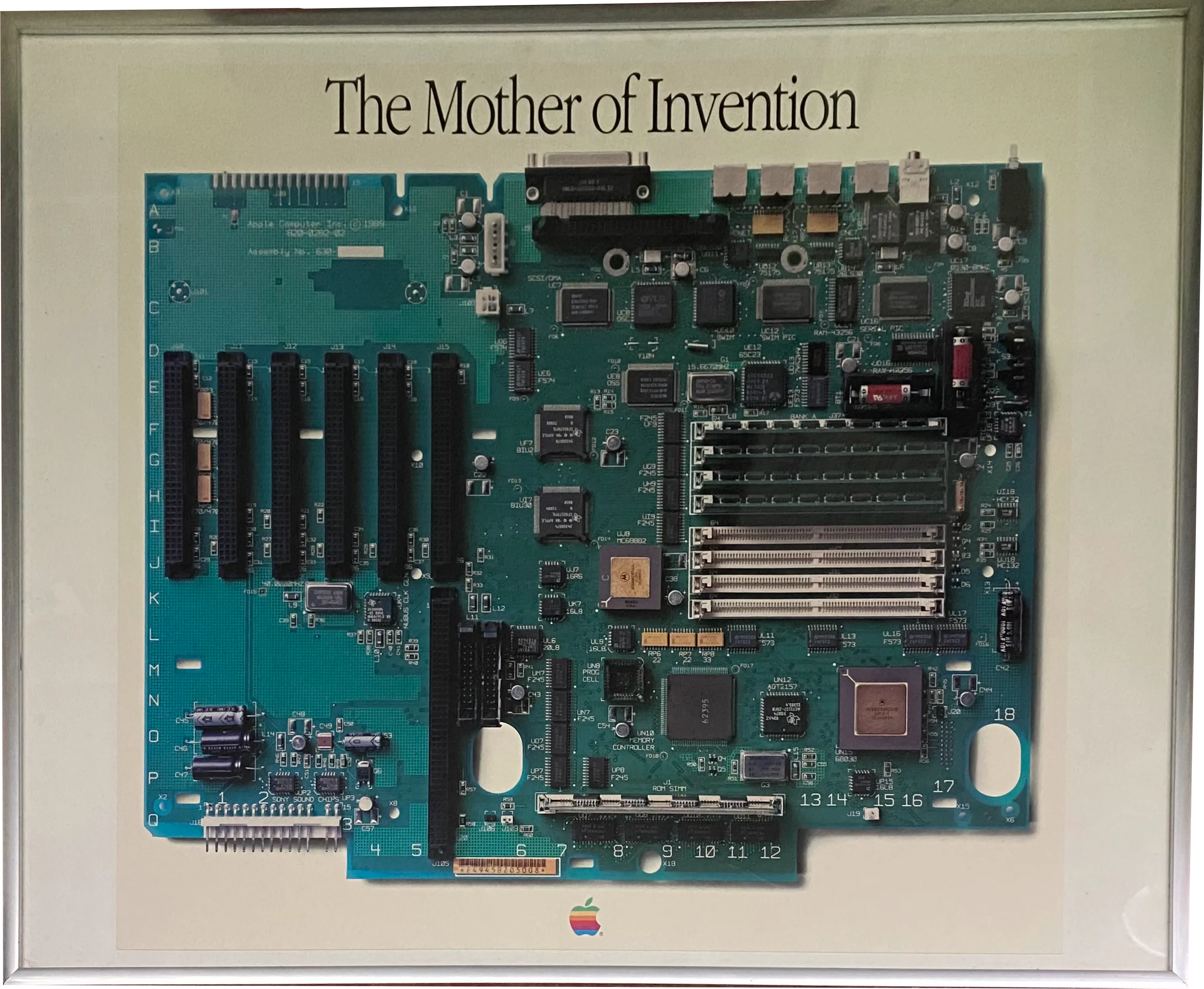 Gerahmtes Apple-Poster „The Mother of Invention“ mit der Hauptplatine des Macintosh IIfx