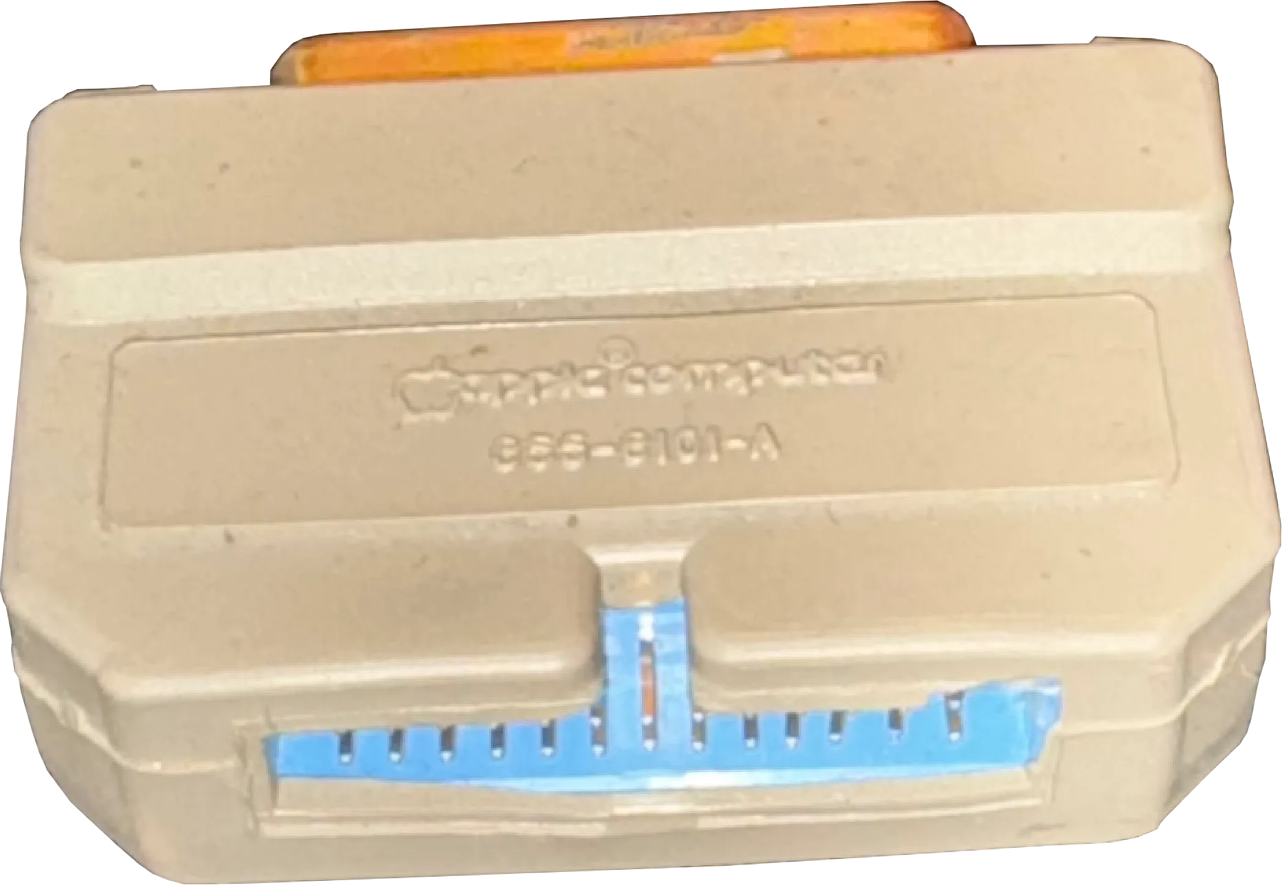 Apple III Plus Disk III Cable Adapter – Gehäuseseite mit Apple-Computer-Prägung und Kennzeichnung 825-0101-A sowie 26-poliger DIP-Buchse