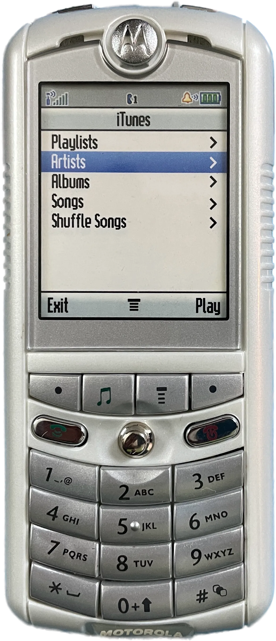 Nicht funktionsfähiger Motorola ROKR E1 Händler-Dummy mit dargestellter iTunes-Oberfläche