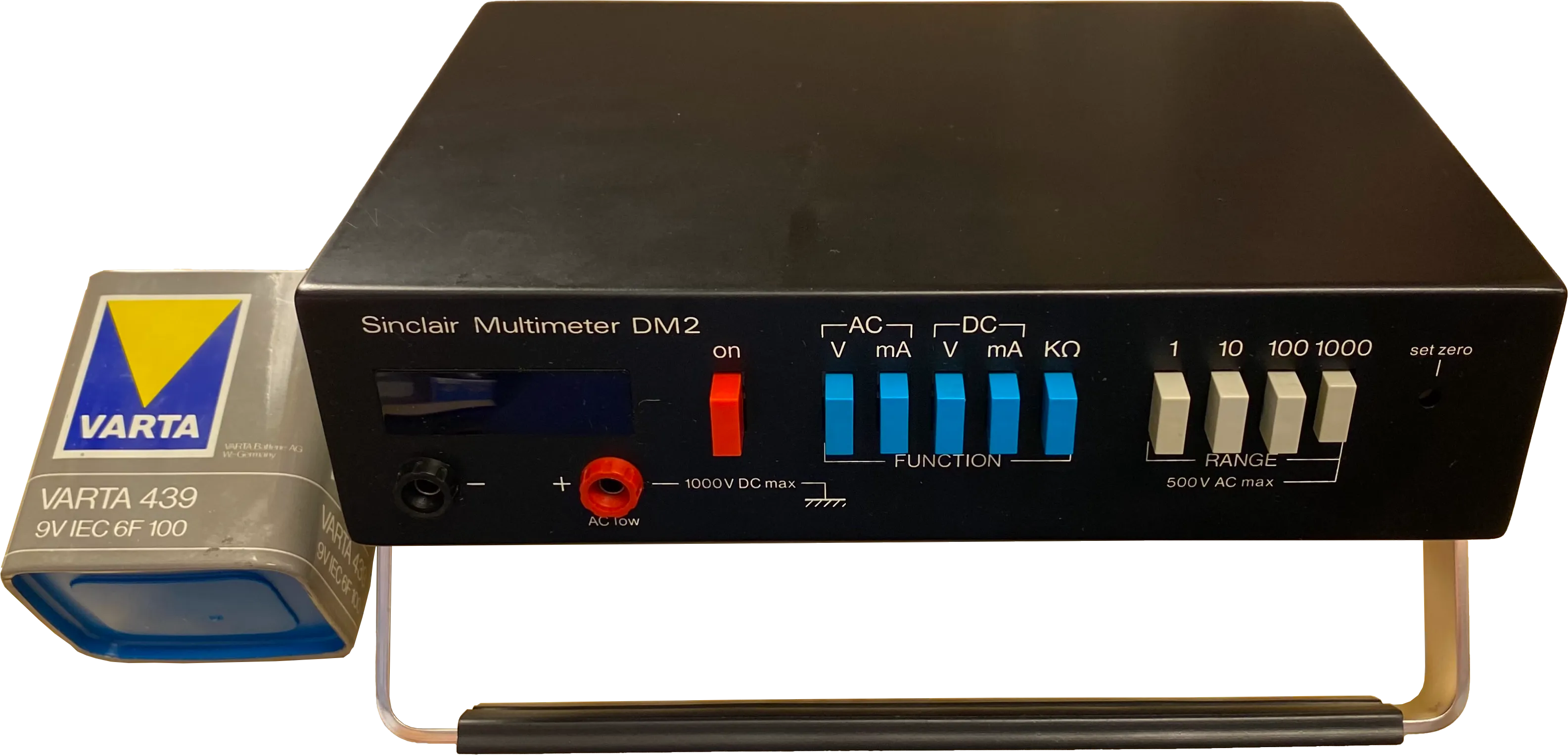 Sinclair Multimeter DM2 mit 9-V-Batterie; Frontseite mit LED-Anzeige, Funktions- und Bereichstasten