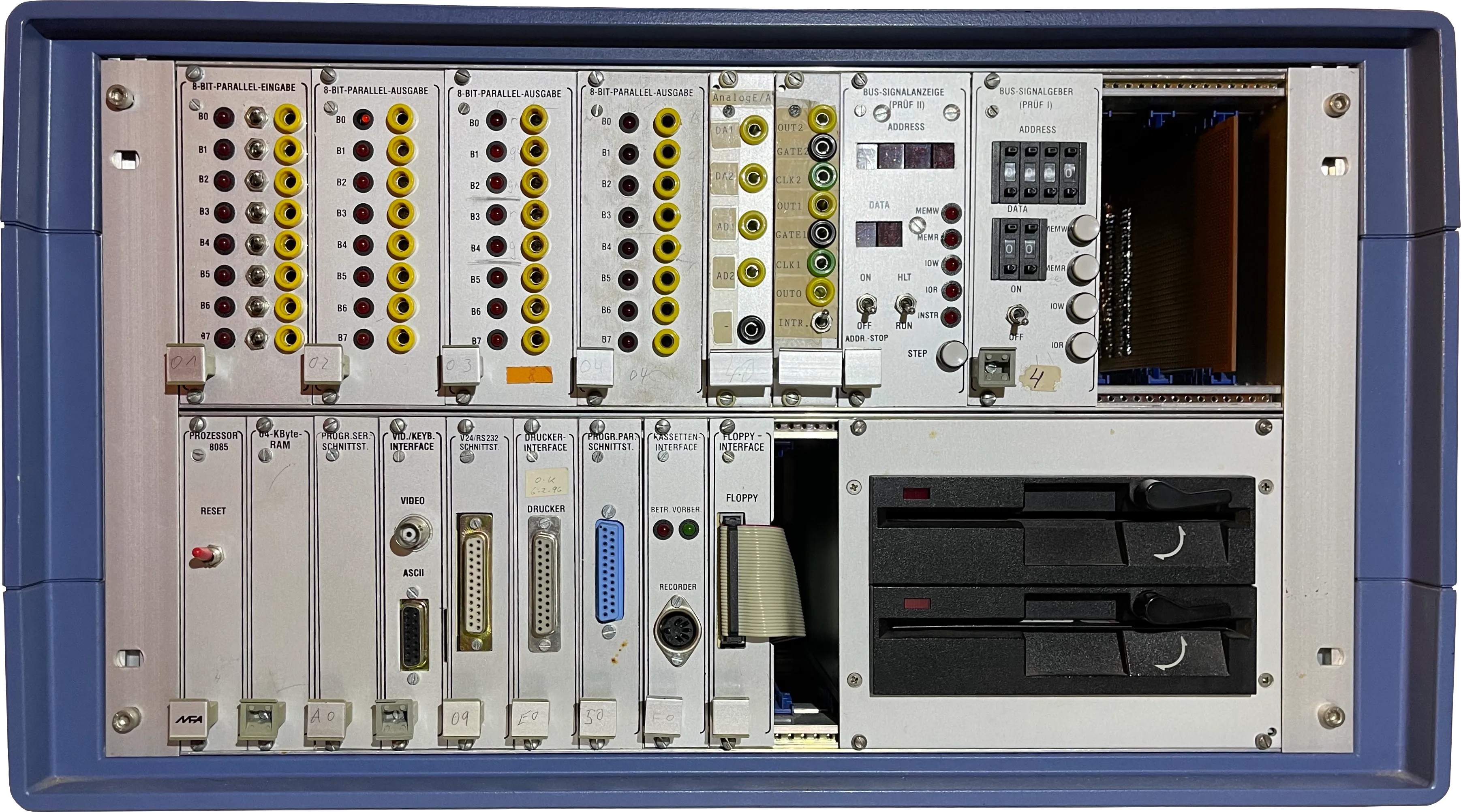 BFZ/MFA 8085 in umfangreicher Ausbaustufe mit 64 KB RAM, zwei 5,25-Zoll-Laufwerken, Schnittstellen-, Ein-/Ausgabe- und Prüfmodulen
